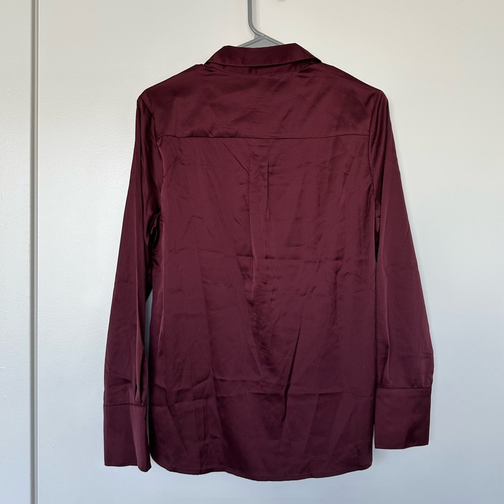 Silky Banana Republic Button Down - Picture 3 of 3